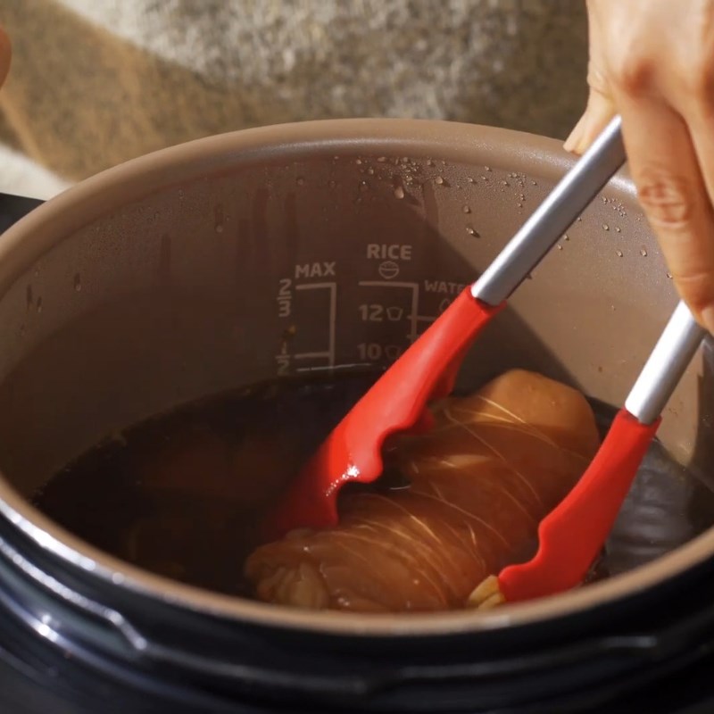 Bước 4 Hầm chân giò với thảo mộc bằng nồi áp suất Chân giò hầm Hàn Quốc