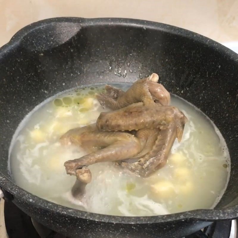 Bước 2 Hầm chim bồ câu và hạt sen cháo chim bồ câu cho bé