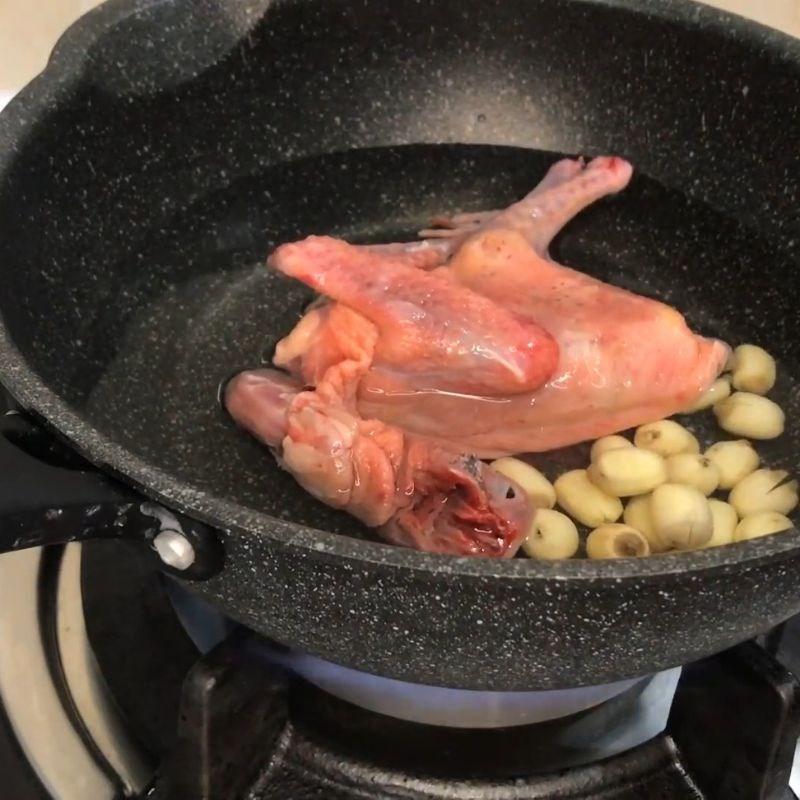 Bước 2 Hầm chim bồ câu và hạt sen cháo chim bồ câu cho bé