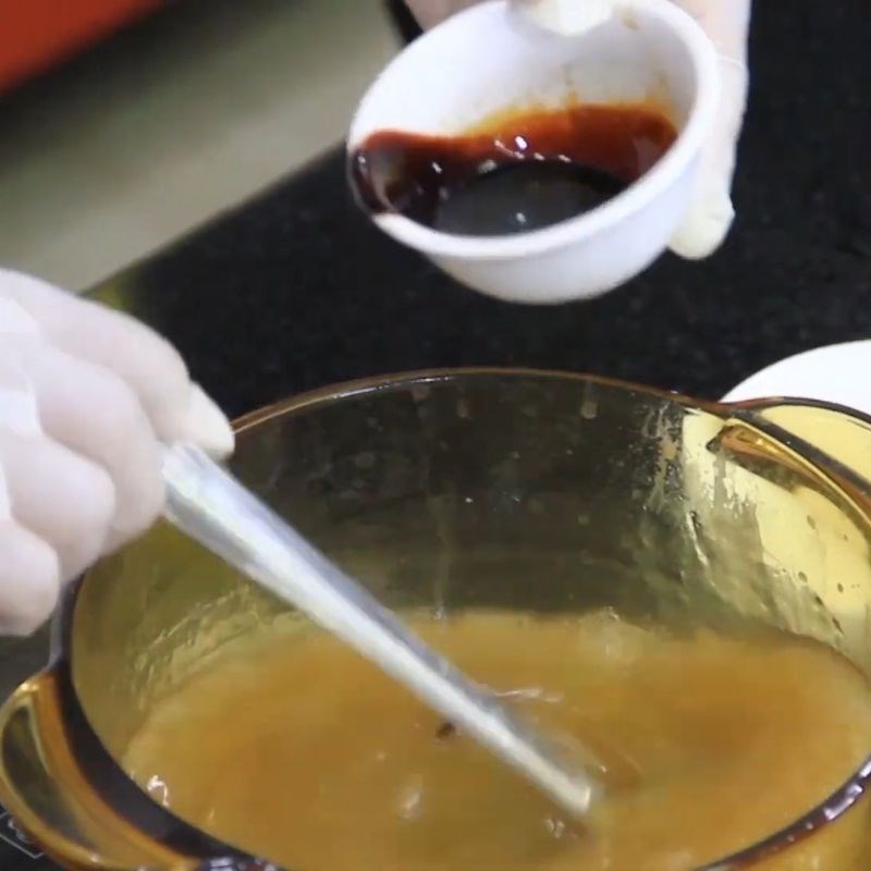 Bước 8 Hoàn thiện nước sốt hầm giò heo Giò heo hầm tóc tiên