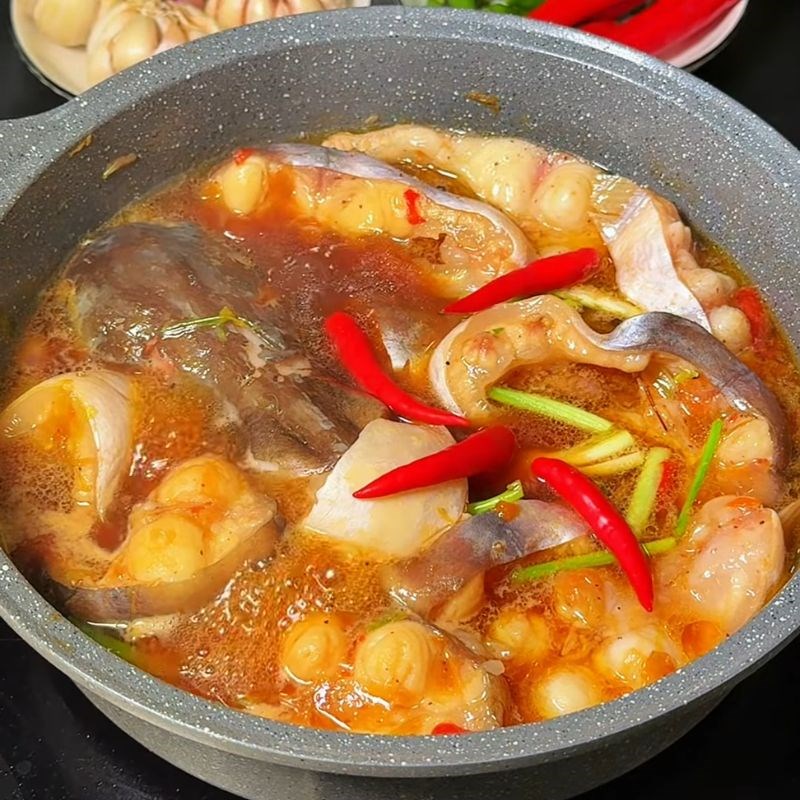 Bước 4 Kho cá hú với nước dừa tươi cá hú kho lạt