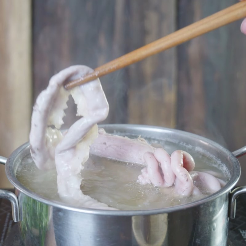 Bước 2 Kỹ thuật luộc lòng đúng cách Lòng lợn luộc