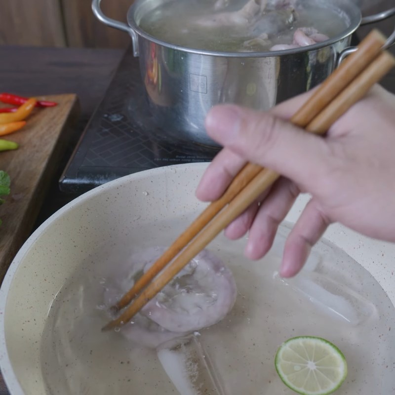 Bước 2 Kỹ thuật luộc lòng đúng cách Lòng lợn luộc