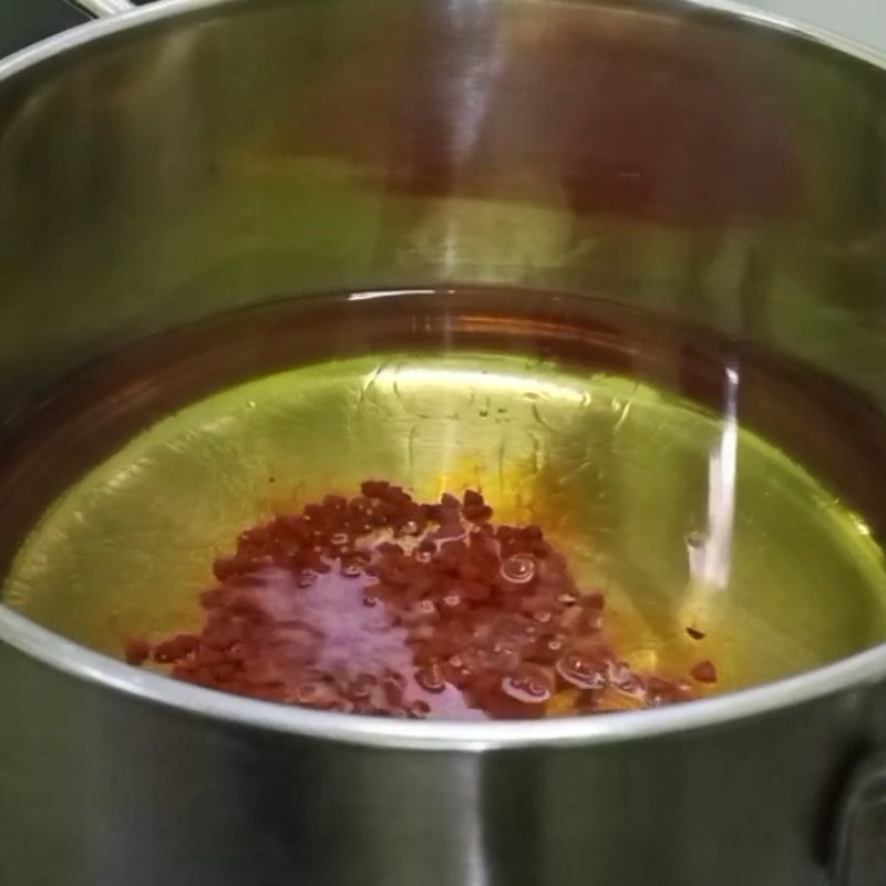 Bước 2 Làm dầu màu điều Bánh tráng trộn