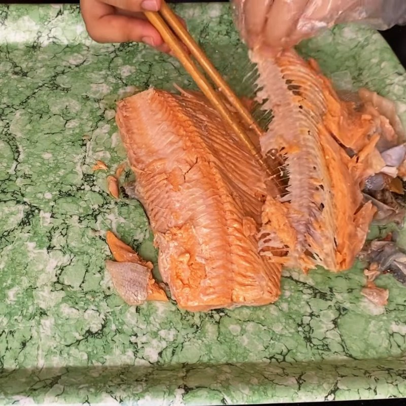 Bước 3 Lấy xương và chà qua rây Chà bông cá hồi