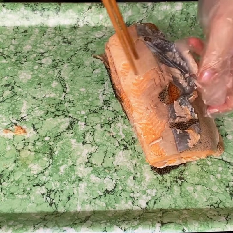 Bước 3 Lấy xương và chà qua rây Chà bông cá hồi