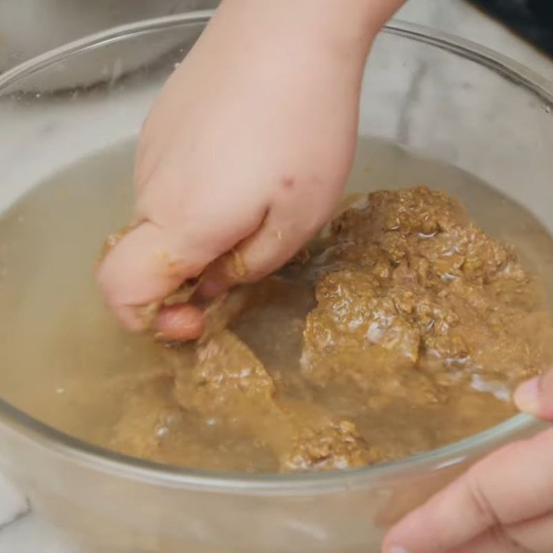 Bước 1 Lọc cua đồng lấy nước cốt riêu cua đậm đà lẩu riêu cua bắp bò sườn sụn