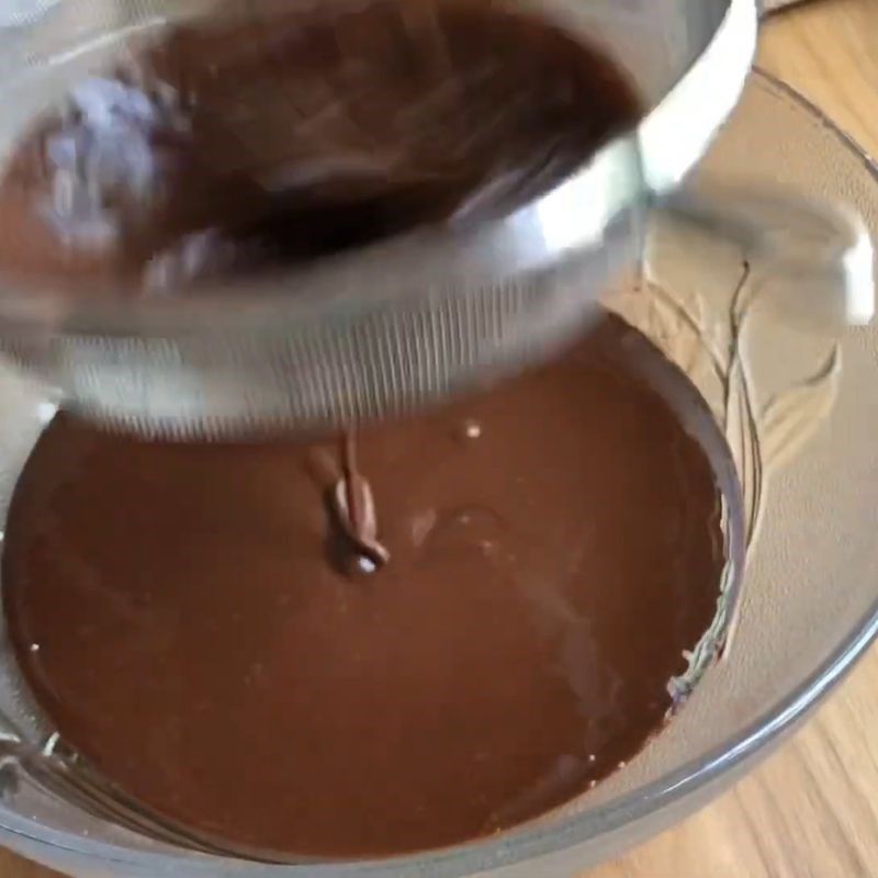 Bước 5 Lọc hỗn hợp bột bánh gato socola bánh gato socola đơn giản