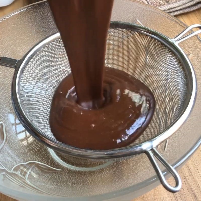 Bước 5 Lọc hỗn hợp bột bánh gato socola bánh gato socola đơn giản