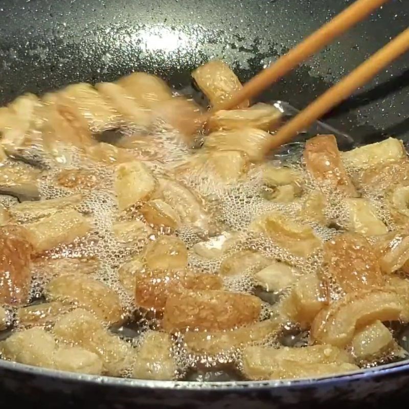 Bước 3 Luộc da heo mềm và tiết mỡ tóp mỡ da heo chiên giòn