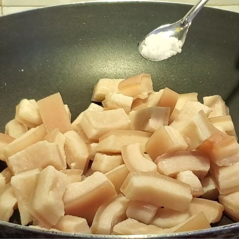 Bước 3 Luộc da heo mềm và tiết mỡ tóp mỡ da heo chiên giòn