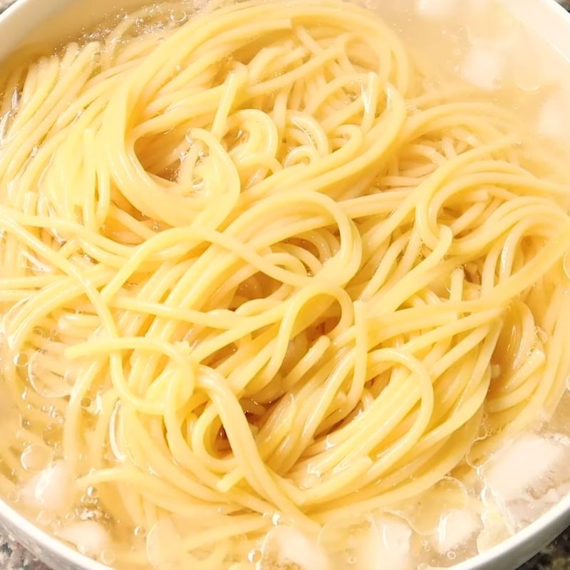 Bước 3 Luộc mì spaghetti mì spaghetti