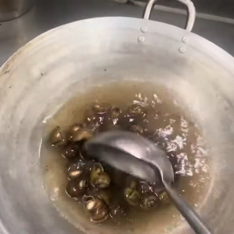 Bước 4 Luộc ốc mít đậm đà với gia vị chuẩn Ốc mít luộc