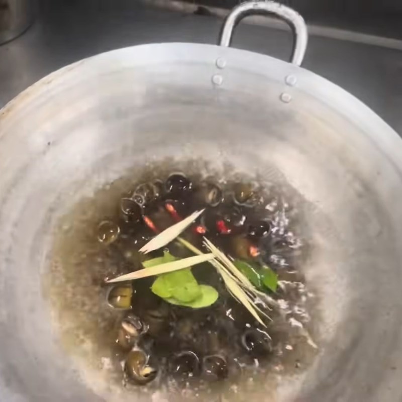 Bước 4 Luộc ốc mít đậm đà với gia vị chuẩn Ốc mít luộc