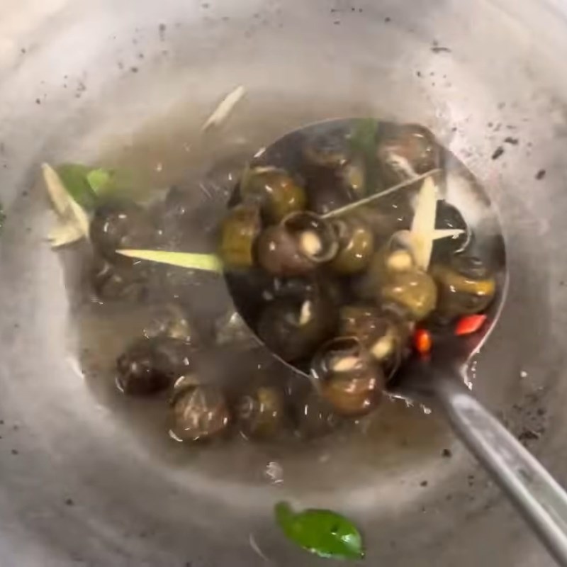 Bước 4 Luộc ốc mít đậm đà với gia vị chuẩn Ốc mít luộc