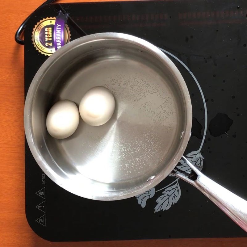 Bước 2 Luộc trứng gà chuẩn vị ngồng cải luộc chấm trứng