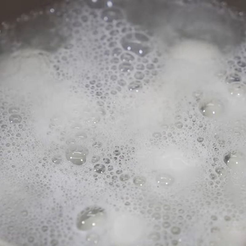 Bước 2 Luộc trứng vịt lộn với nước dừa tươi trứng vịt lộn luộc