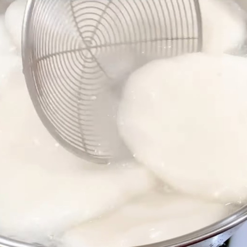 Bước 4 Luộc và giã bột Bánh dày mặn