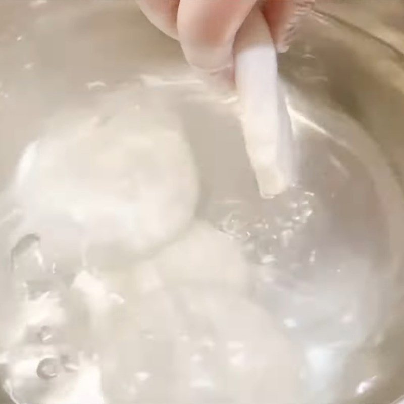 Bước 4 Luộc và giã bột Bánh dày mặn