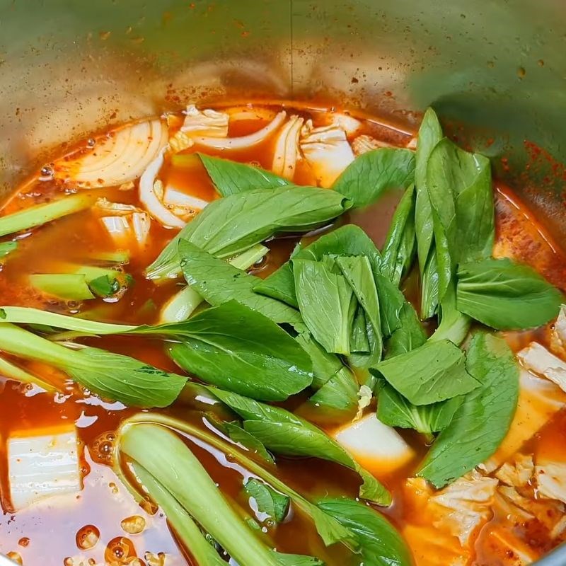 Bước 3 Nấu nước sốt và nguyên liệu phụ Tokbokki cải thảo