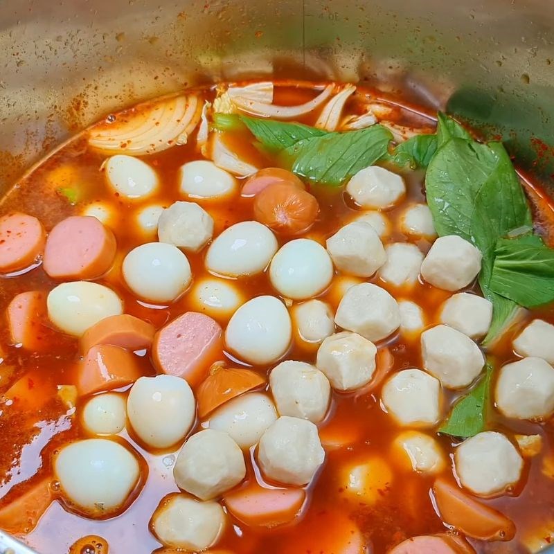 Bước 3 Nấu nước sốt và nguyên liệu phụ Tokbokki cải thảo