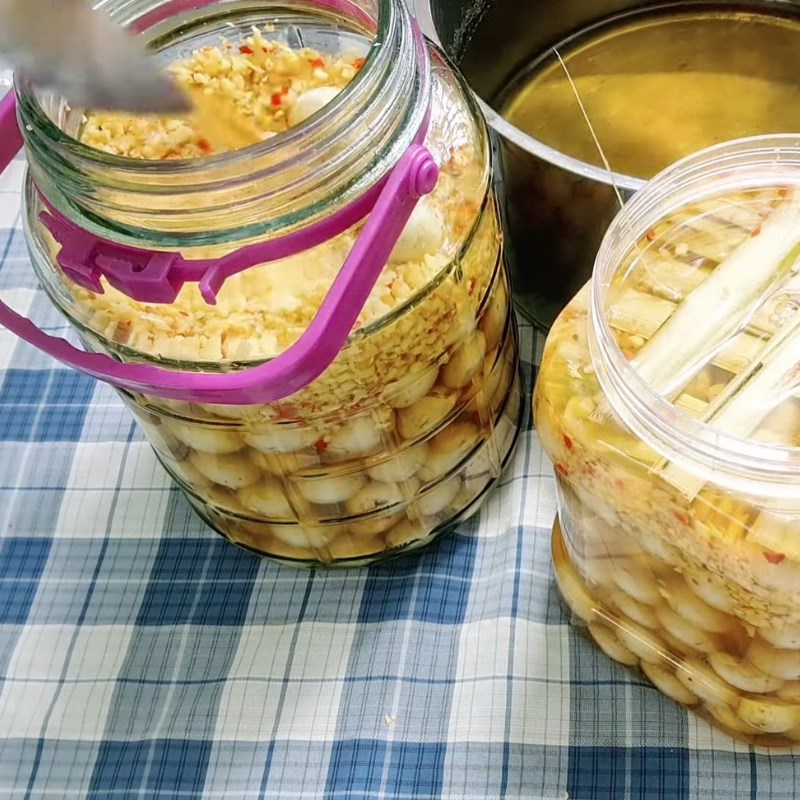 Bước 4 Ngâm cà vào hũ Cà teo ngâm mắm