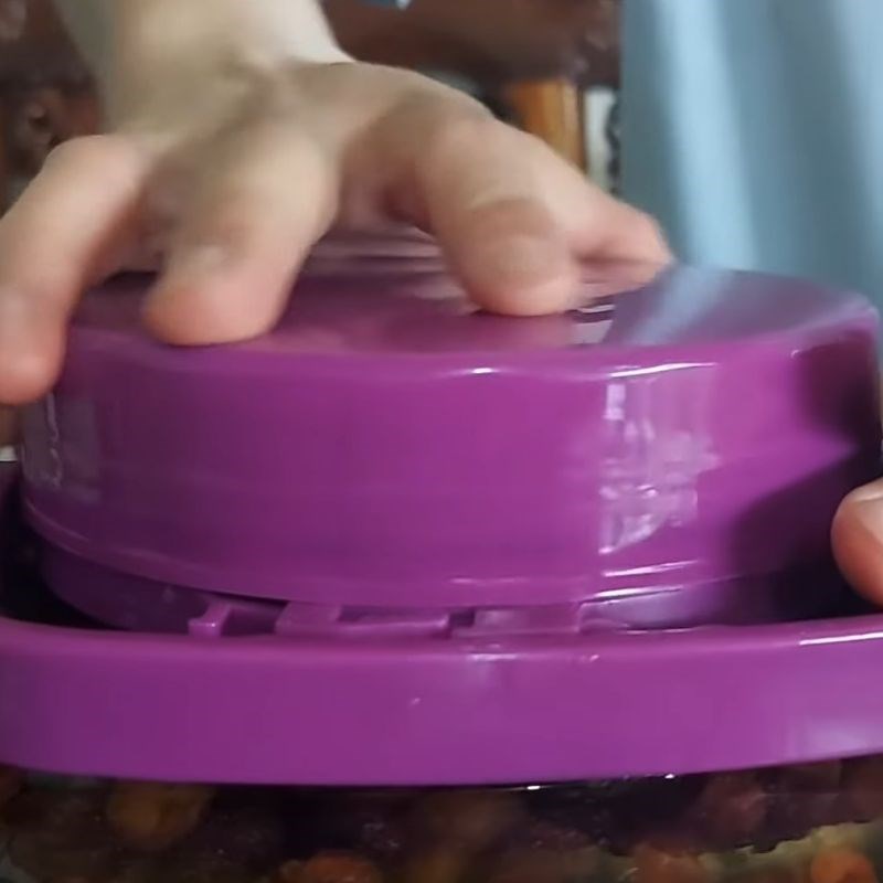 Bước 3 Ngâm nho với rượu trắng Nho ngâm rượu trắng