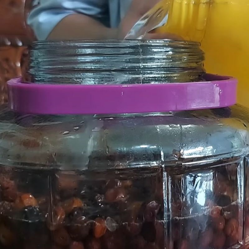 Bước 3 Ngâm nho với rượu trắng Nho ngâm rượu trắng