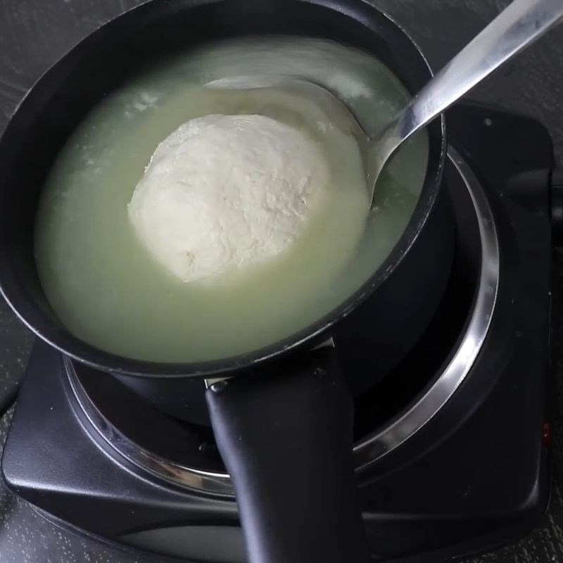 Bước 4 Nhồi phô mai kéo sợi trong nước nóng phô mai kéo sợi