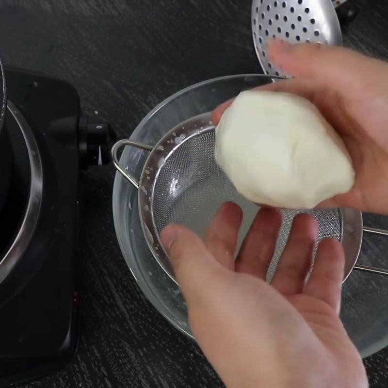 Bước 4 Nhồi phô mai kéo sợi trong nước nóng phô mai kéo sợi