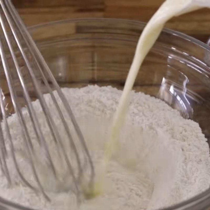 Bước 3 Pha bột bánh crepe Pháp mịn mượt Bánh crepe Pháp