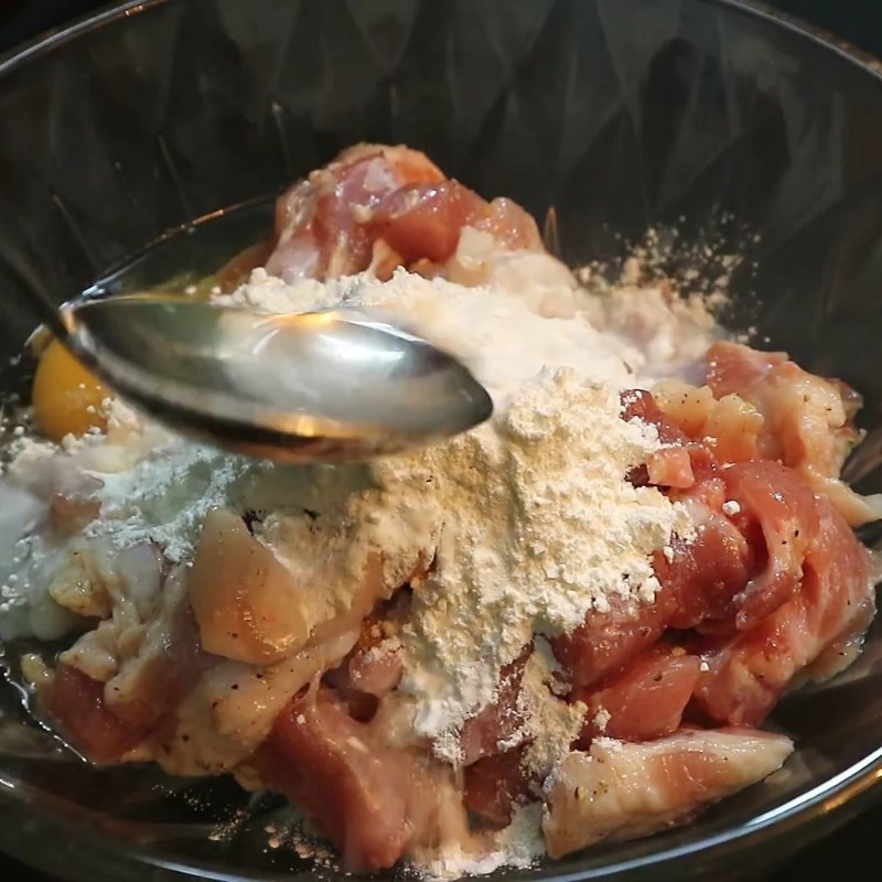 Bước 3 Pha bột chiên giòn cho thịt ba rọi Thịt ba chỉ tẩm bột chiên giòn