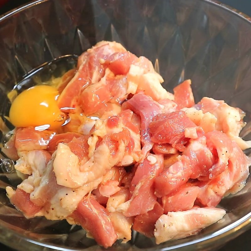 Bước 3 Pha bột chiên giòn cho thịt ba rọi Thịt ba chỉ tẩm bột chiên giòn