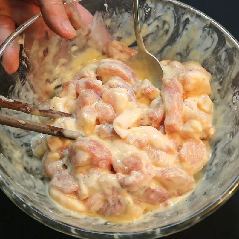 Bước 3 Pha bột chiên giòn cho thịt ba rọi Thịt ba chỉ tẩm bột chiên giòn