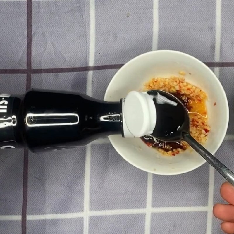 Bước 3 Pha nước chấm xì dầu chấm ngan luộc thơm lừng Nước chấm ngan luộc