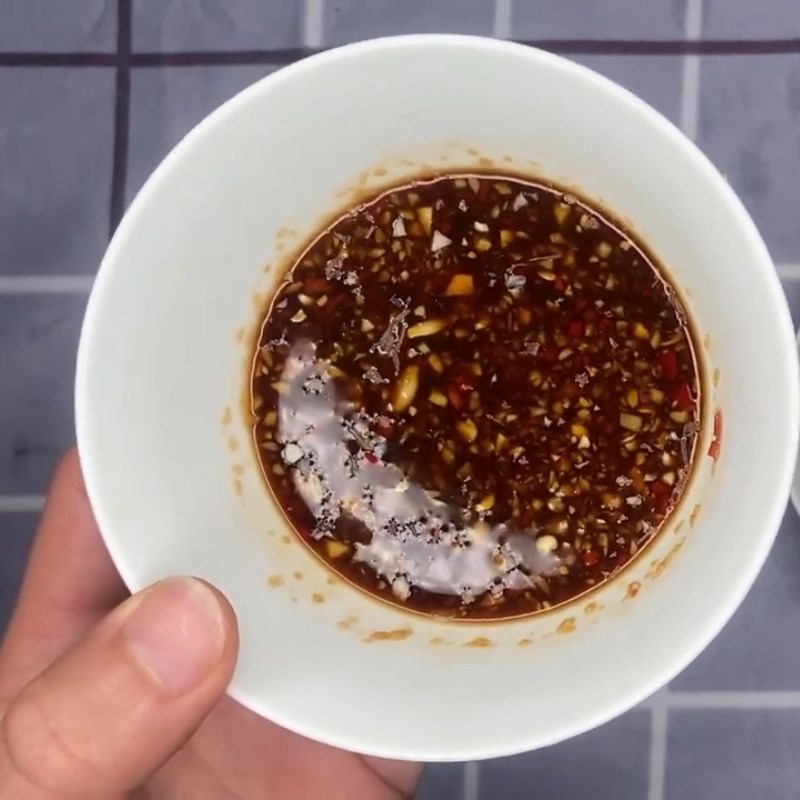 Bước 3 Pha nước chấm xì dầu chấm ngan luộc thơm lừng Nước chấm ngan luộc