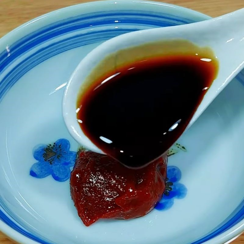 Bước 2 Pha nước sốt chua ngọt đậm đà Trứng sốt chua ngọt