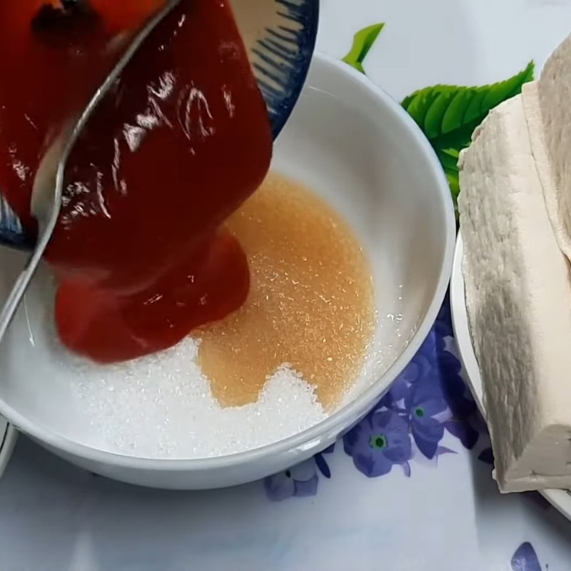 Bước 2 Pha nước sốt chua ngọt đậm đà Đậu sốt chua ngọt