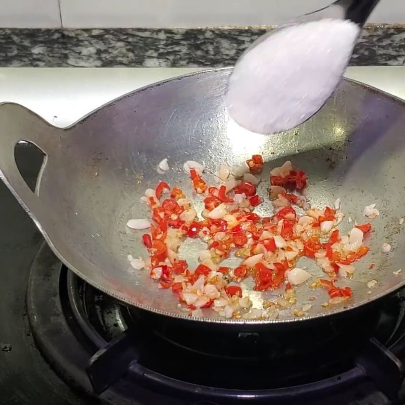 Bước 6 Pha nước sốt tỏi ớt đậm đà tóp mỡ da heo chiên giòn