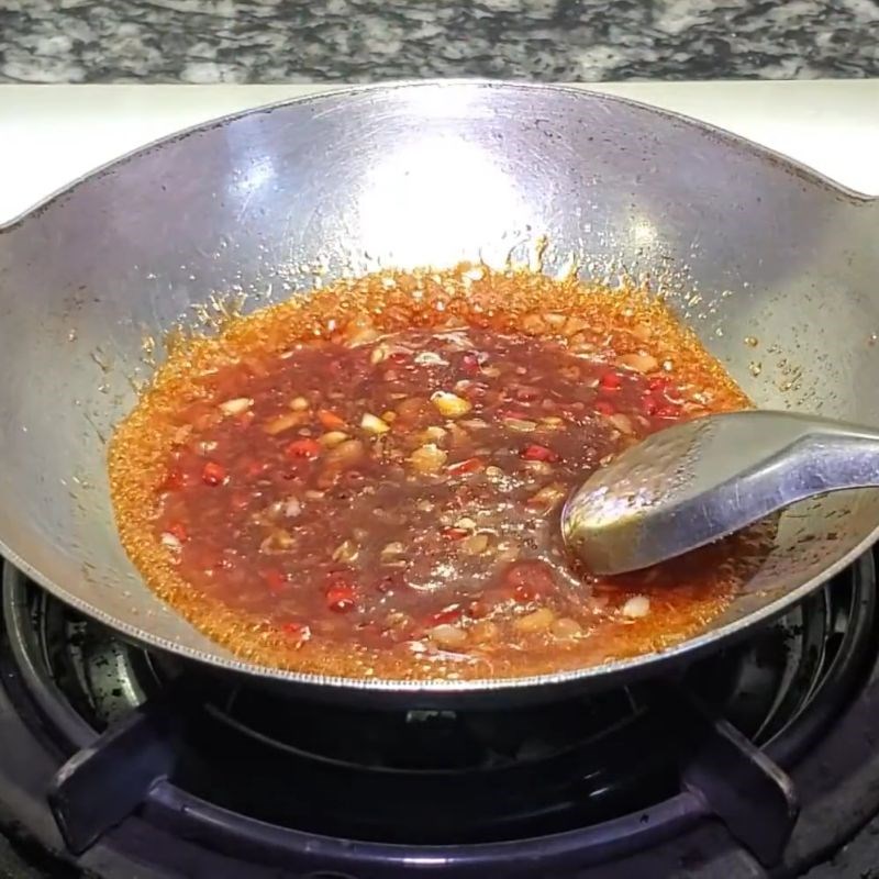 Bước 6 Pha nước sốt tỏi ớt đậm đà tóp mỡ da heo chiên giòn