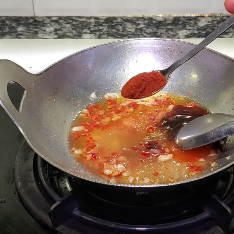 Bước 6 Pha nước sốt tỏi ớt đậm đà tóp mỡ da heo chiên giòn