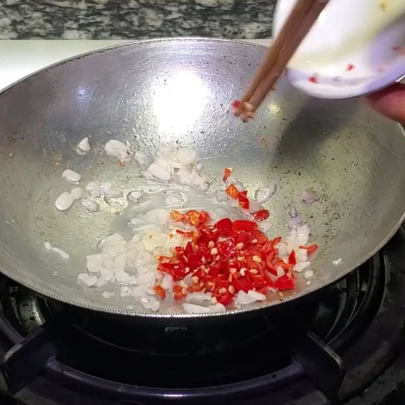 Bước 6 Pha nước sốt tỏi ớt đậm đà tóp mỡ da heo chiên giòn