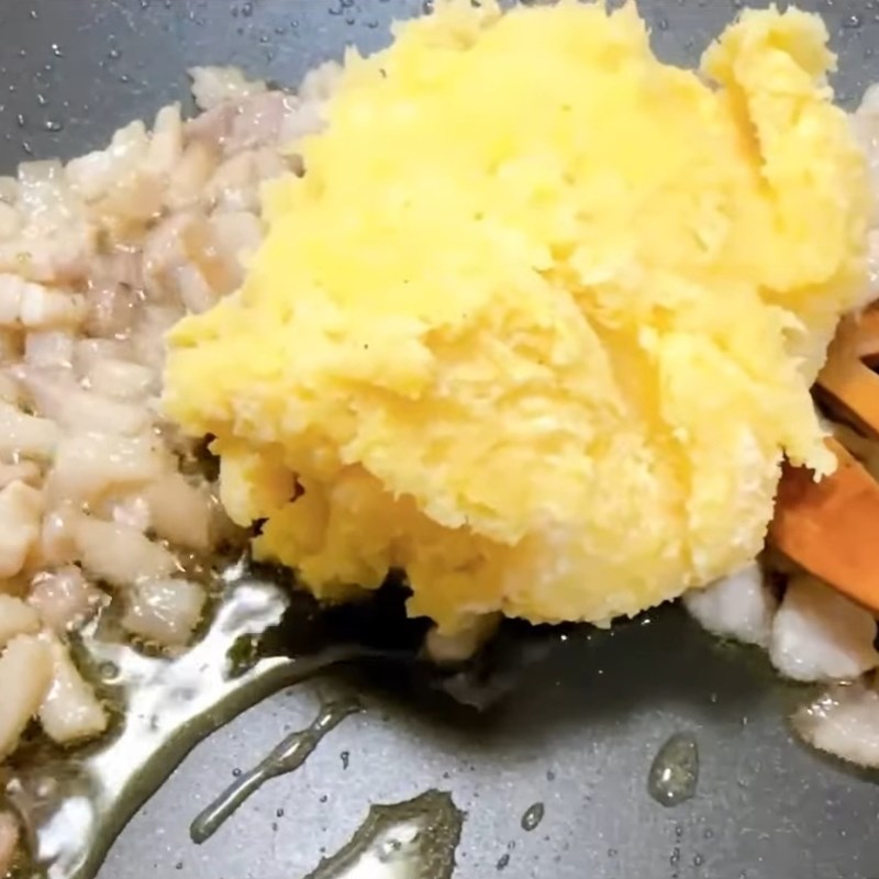 Bước 2 Phi hành và xào nhân thịt Bánh dày mặn