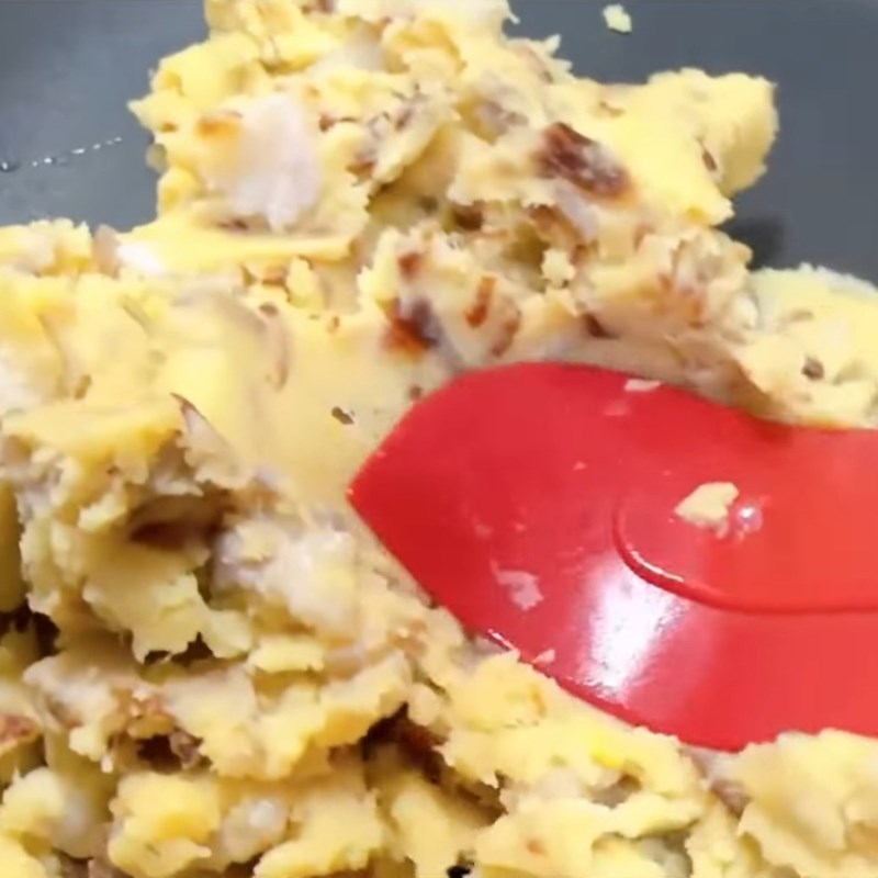 Bước 2 Phi hành và xào nhân thịt Bánh dày mặn