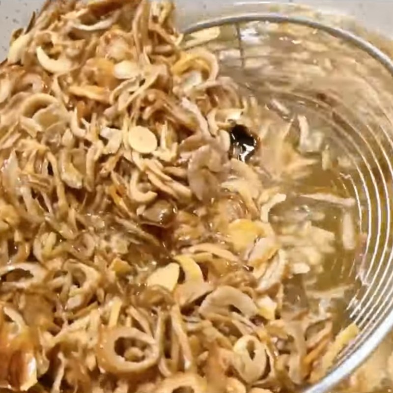 Bước 2 Phi hành và xào nhân thịt Bánh dày mặn