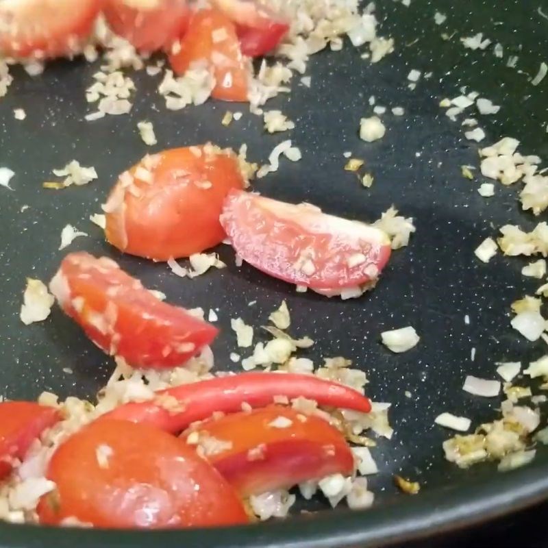 Bước 4 Phi thơm gia vị cho nước lẩu chua cay lẩu cá quả rau cải