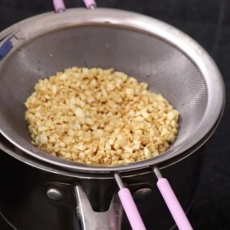 Bước 4 Phi tỏi giòn thơm vàng ruộm tôm xóc tỏi