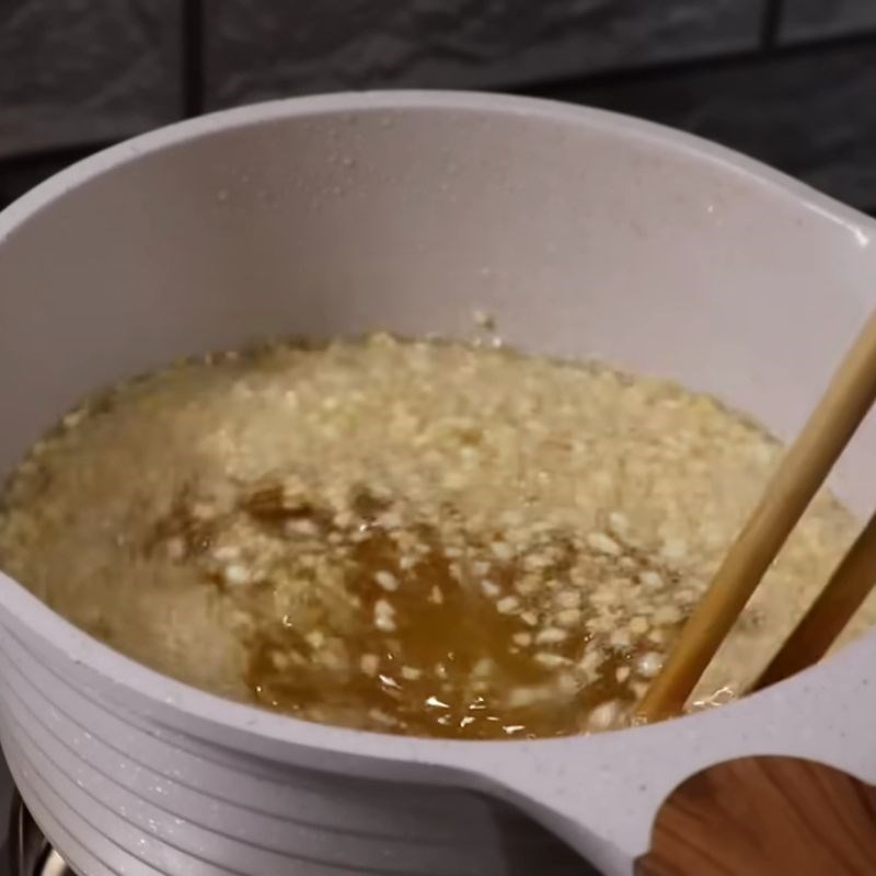 Bước 4 Phi tỏi giòn thơm vàng ruộm tôm xóc tỏi