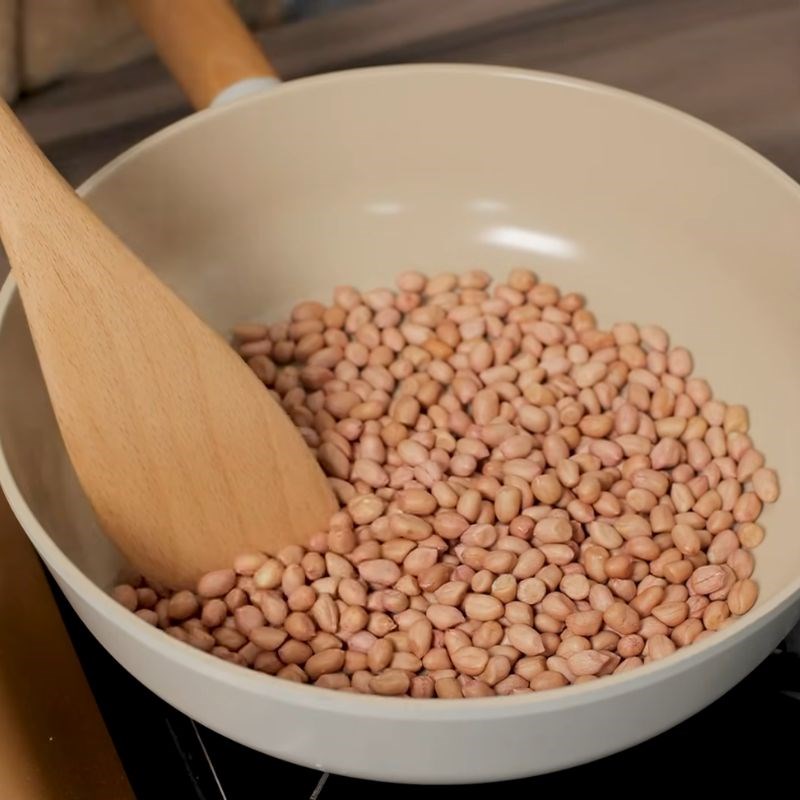 Bước 1 Rang đậu phộng giòn lâu lạc rang mặn ngọt