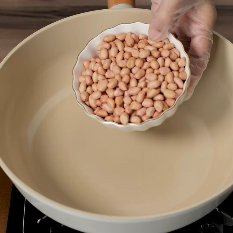 Bước 1 Rang đậu phộng giòn lâu lạc rang mặn ngọt